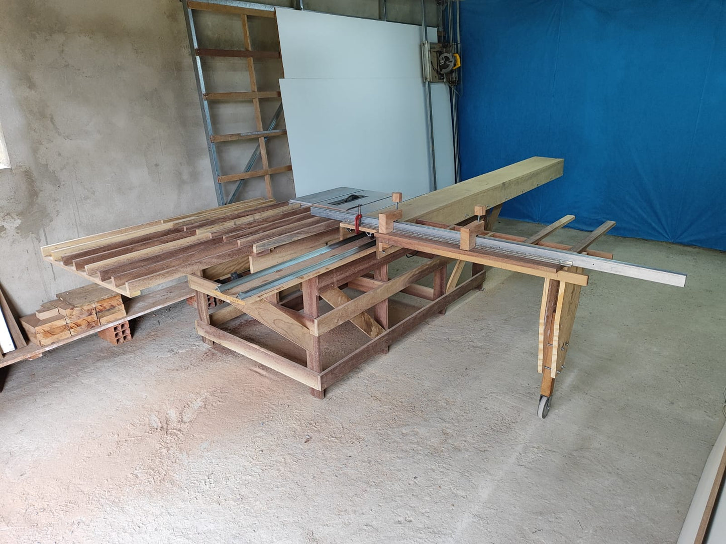 Projeto de esquadrejadeira para chapa inteira com serra de bancada